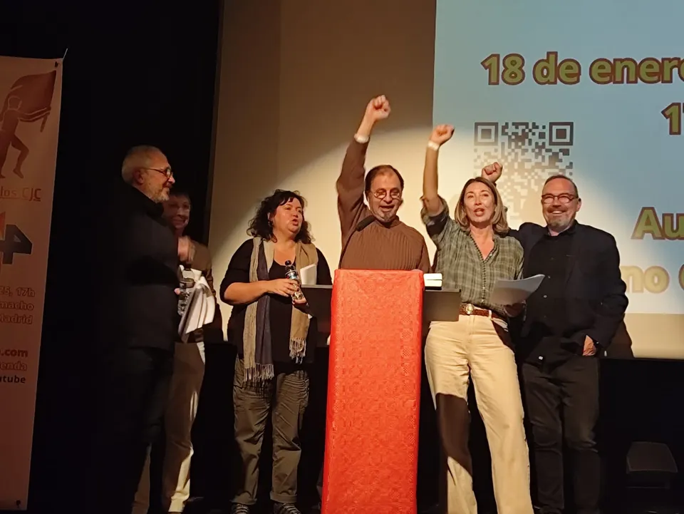 Puños en alto sobre el escenario del acto del 40º aniversario de los CJC
