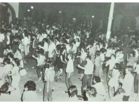 5.15-Ballant-amb-l_Orquestra-Plateria-Festa-de-Revolucio-84