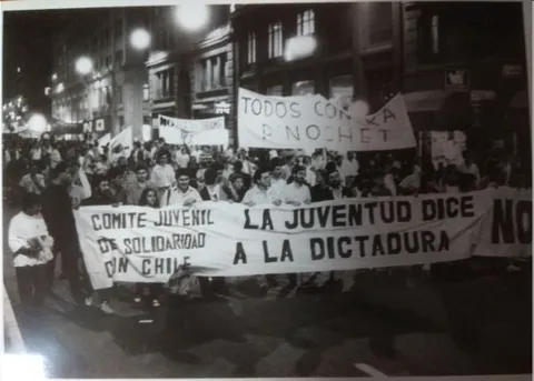 8.01-Manifestacion-solidaridad-Chile-1985
