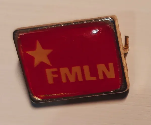 chapa histórica con el emblema del Frente Farabundo Martí para la Liberación Nacional