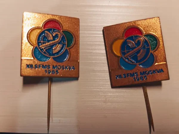 pins oficiales del XII Festival Mundial de la Juventud y los Estudiantes