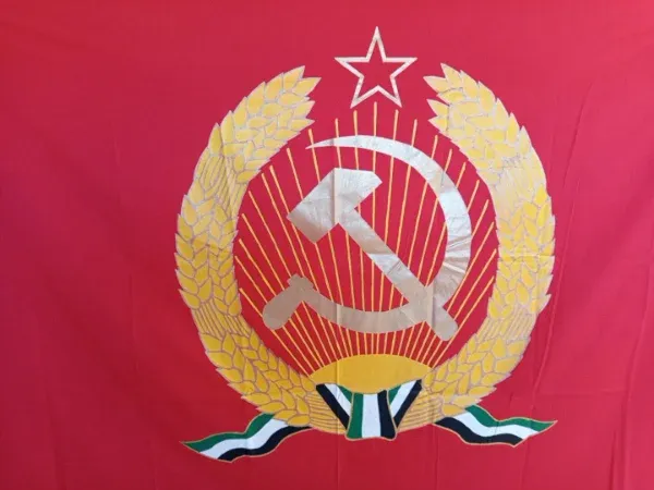 Bandera roja de diseño anónimo y extremeño