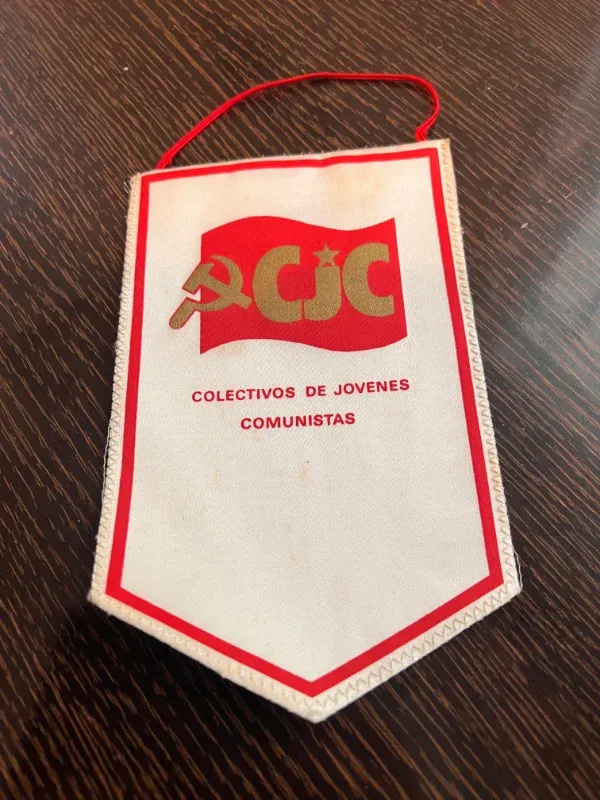 Un banderín de los Colectivos de Jóvenes Comunistas