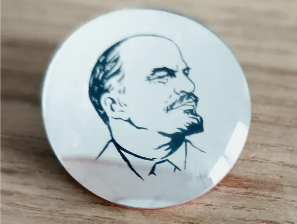 chapa con la imagen de Lenin en formato marca de agua.