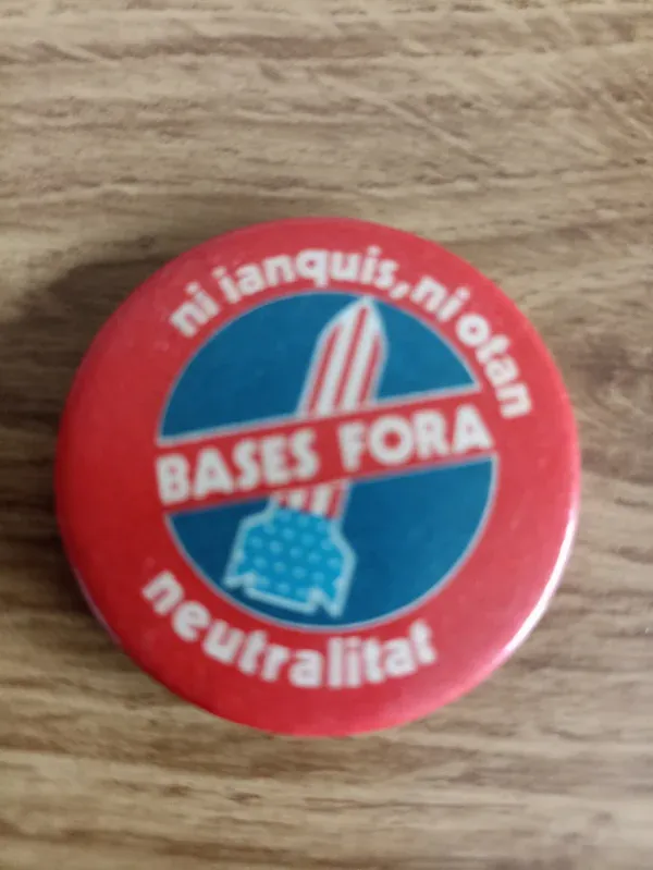 chapa anti OTAN y anti Bases Yankis en Catalán