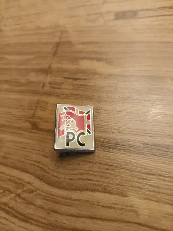 insignia del PC punto con la bandera de Euskadi