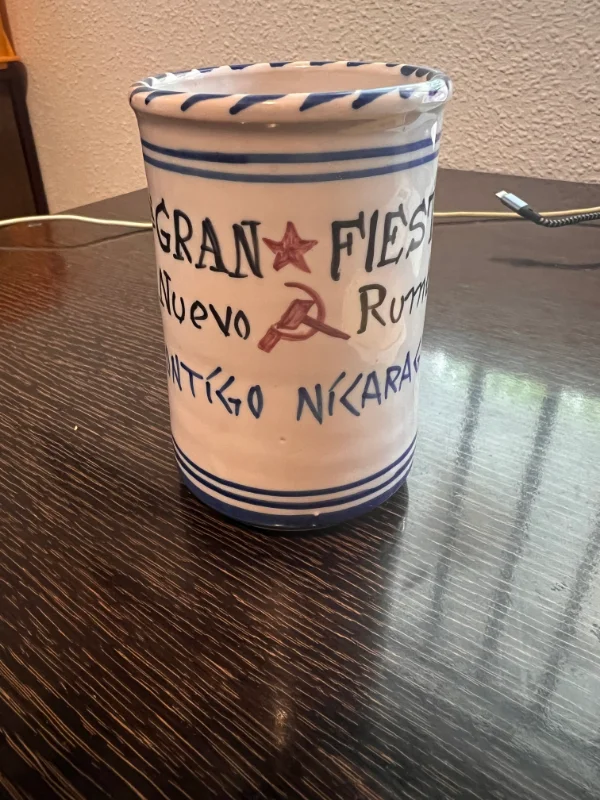 Vaso portalápices 1ª Gran Fiesta Nuevo Rumbo "Contigo Nicaragüa". En perfecto estado, sin desconchones, con alguna mancha de tinta en el fondo por haber sido usado.